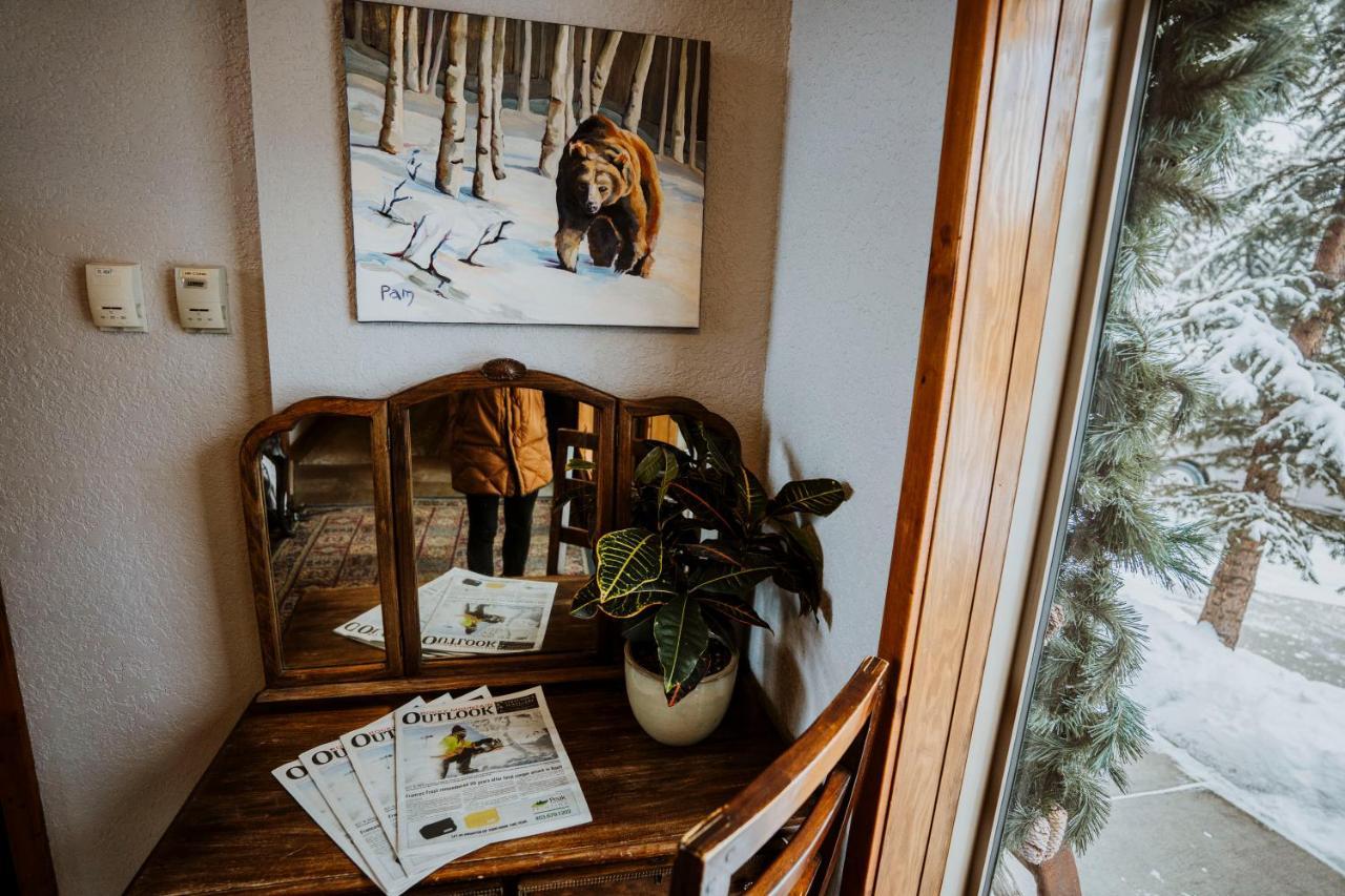 A Bear And Bison Country Inn Canmore Luaran gambar