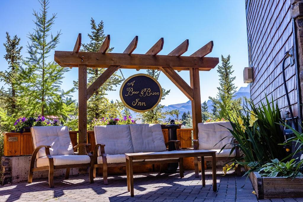 A Bear And Bison Country Inn Canmore Luaran gambar